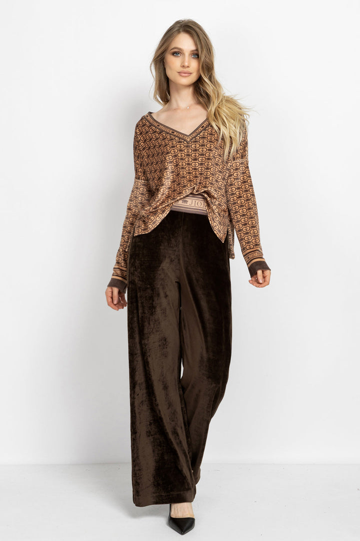 RELAXED VELVET V-NECK TOP - MOCHA MOUSSE LOGO