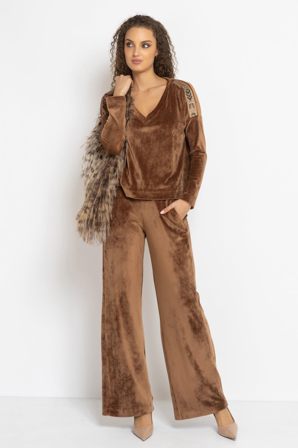 VELVET WIDE-LEG TROUSERS WITH ELASTIC WAIST IN CAMEL - ESSENTIALS JIORO ПАНТАЛОН ОТ КАДИФЕ С ШИРОК КРАЧОЛ И ЛАСТИК В ТАЛИЯ В КАМЕЛ - ESSENTIALS JIORO