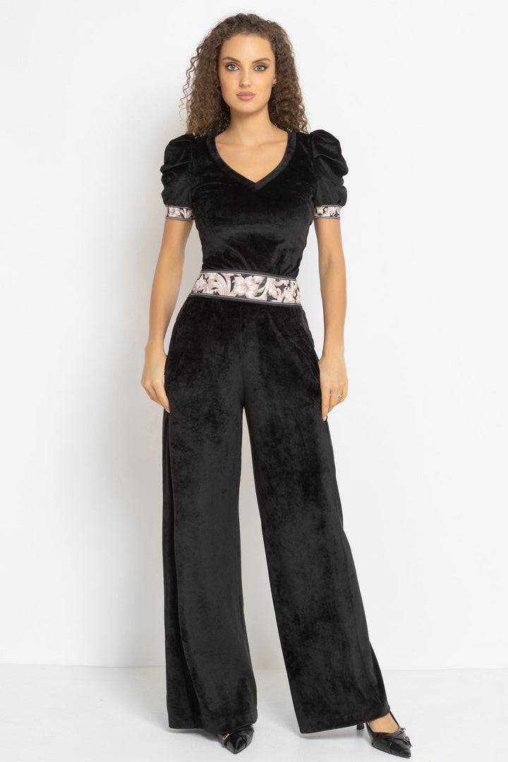 VELVET BLOUSE WITH PUFF SLEEVES AND V-NECKLINE IN BLACK - ESSENTIALS JIORO БЛУЗА ОТ КАДИФЕ С НАБРАН КЪС РЪКАВ И V ДЕКОЛТЕ В ЧЕРНО - ESSENTIALS JIORO