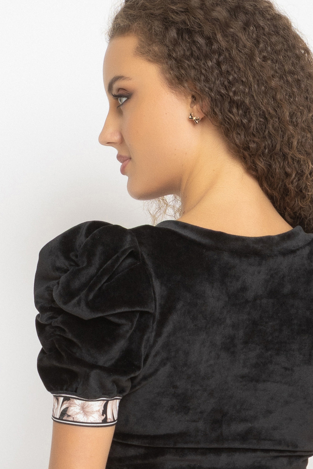 VELVET BLOUSE WITH PUFF SLEEVES AND V-NECKLINE IN BLACK - ESSENTIALS JIORO БЛУЗА ОТ КАДИФЕ С НАБРАН КЪС РЪКАВ И V ДЕКОЛТЕ В ЧЕРНО - ESSENTIALS JIORO