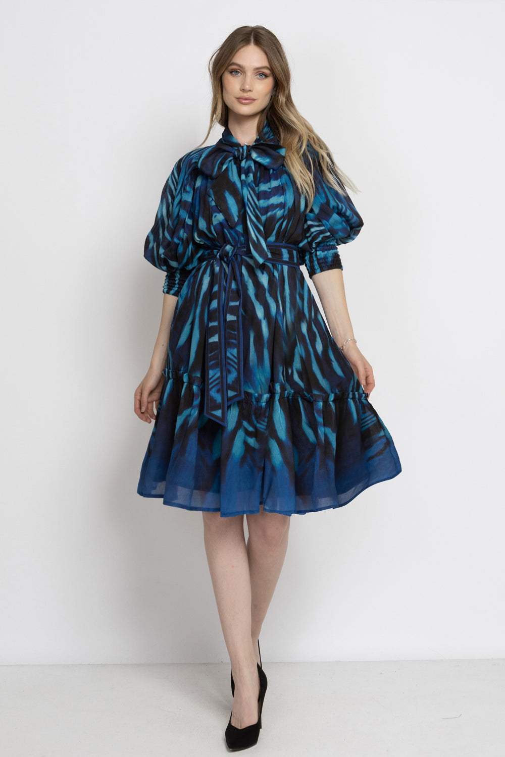 FLARED LYOCELL MIDI DRESS WITH BOW AND VOLUMINOUS SLEEVES - SHADES OF BLUE JIORO РАЗКРОЕНА МИДИ РОКЛЯ ОТ ЛИОСЕЛ С ПАНДЕЛКА И ОБЕМНИ РЪКАВИ - SHADES OF BLUE JIORO