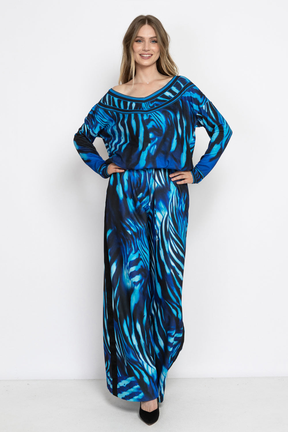 FINE KNIT RELAXED TOP WITH V-NECK - SHADES OF BLUE JIORO СВОБОДНА БЛУЗА ОТ ФИНО ПЛЕТИВО С V-ДЕКОЛТЕ - SHADES OF BLUE JIORO