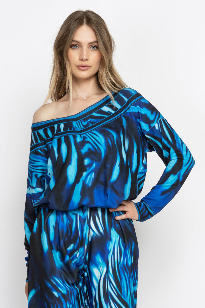 FINE KNIT RELAXED TOP WITH V-NECK - SHADES OF BLUE JIORO СВОБОДНА БЛУЗА ОТ ФИНО ПЛЕТИВО С V-ДЕКОЛТЕ - SHADES OF BLUE JIORO