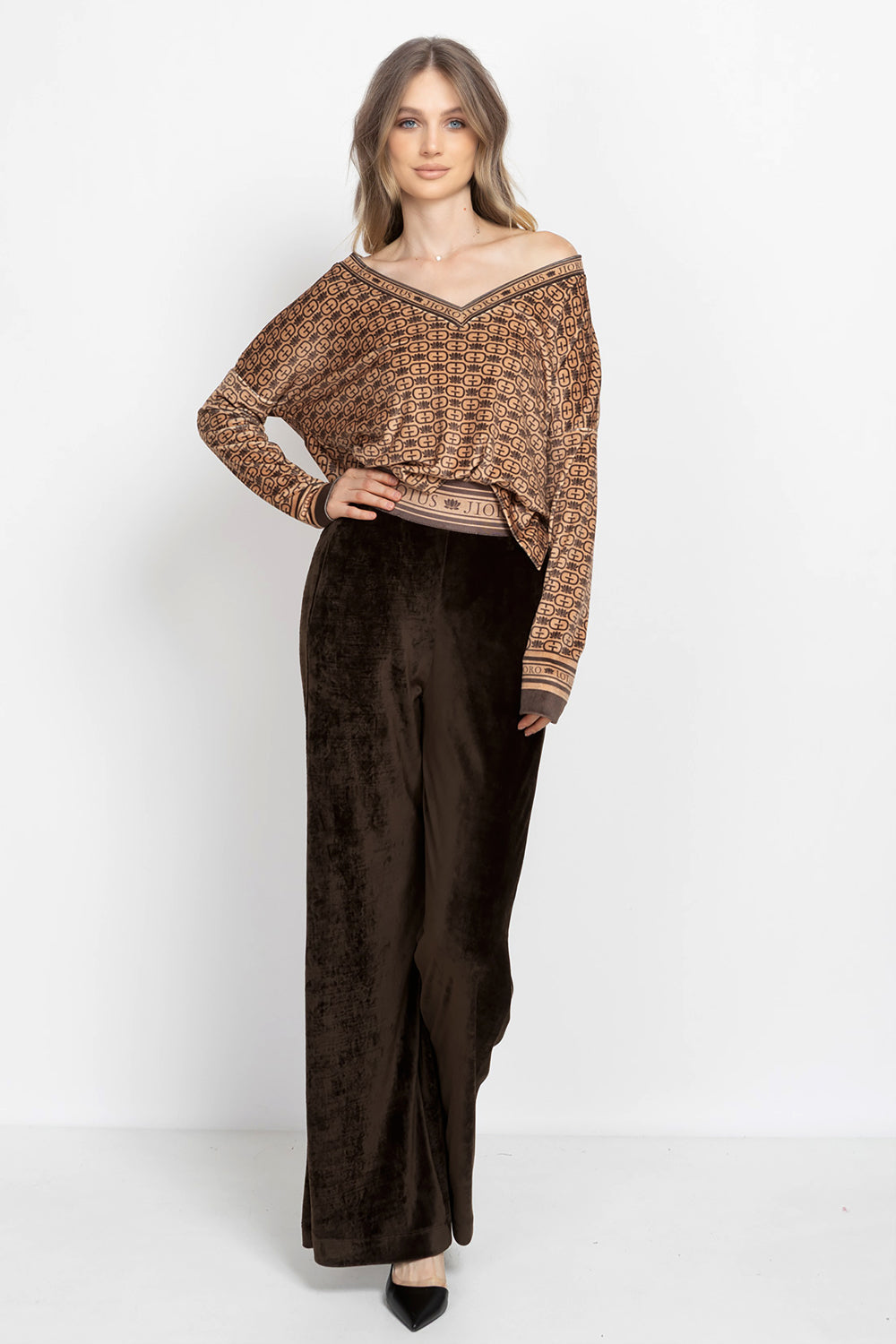 RELAXED VELVET V-NECK TOP - MOCHA MOUSSE LOGO