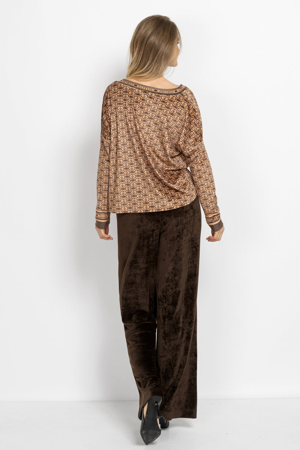 RELAXED VELVET V-NECK TOP - MOCHA MOUSSE LOGO