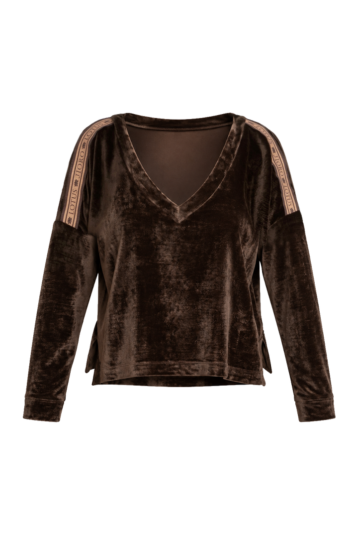 TRUFFLE RELAXED V-NECK VELVET TOP WITH MOCHA MOUSSE LOGO TRIM - ESSENTIALS JIORO СВОБОДЕН ТОП ОТ КАДИФЕ В ЦВЯТ ТРЮФЕЛ С ЛОГО КАНТ MOCHA MOUSSE - ESSENTIALS JIORO
