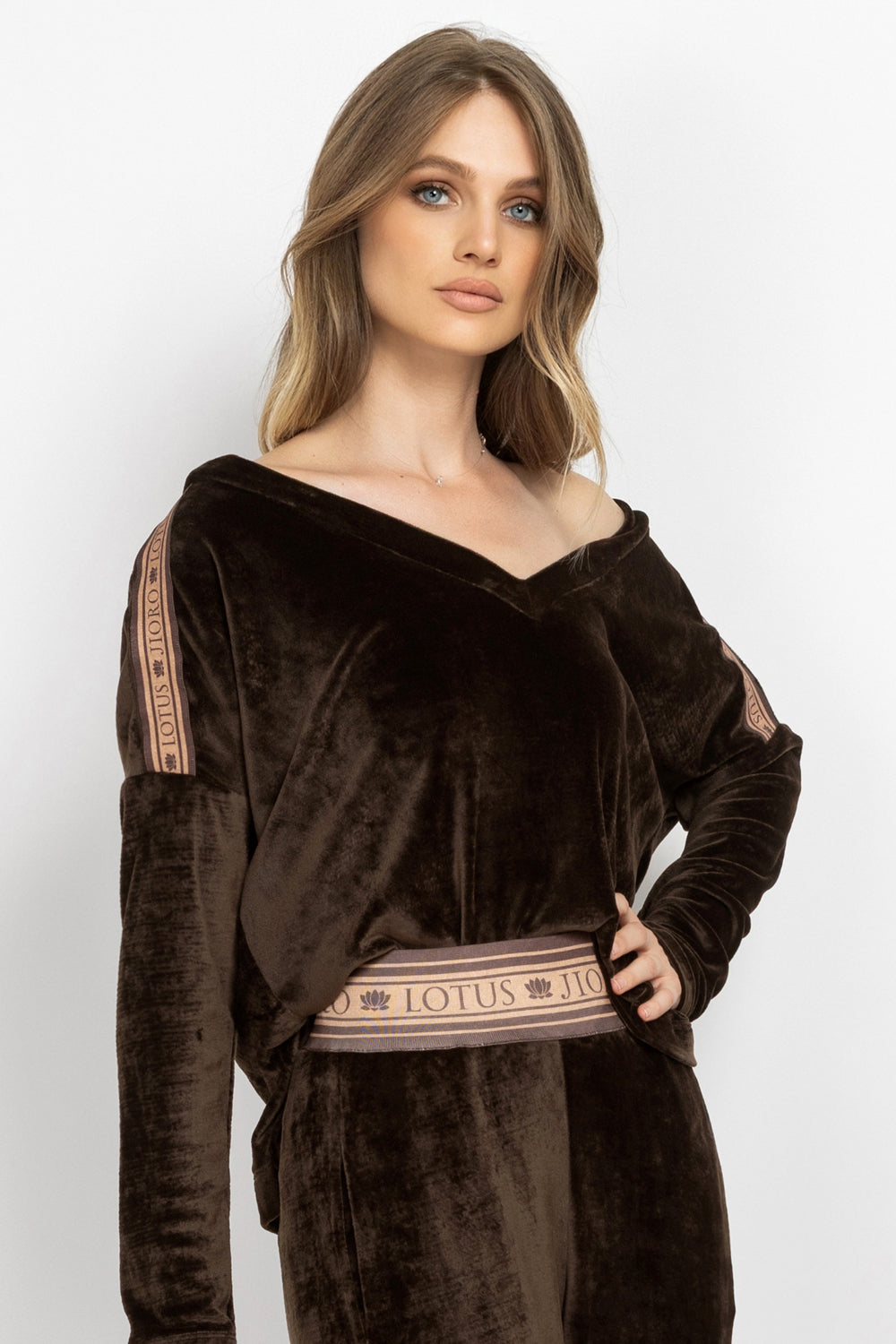 TRUFFLE RELAXED V-NECK VELVET TOP WITH MOCHA MOUSSE LOGO TRIM - ESSENTIALS