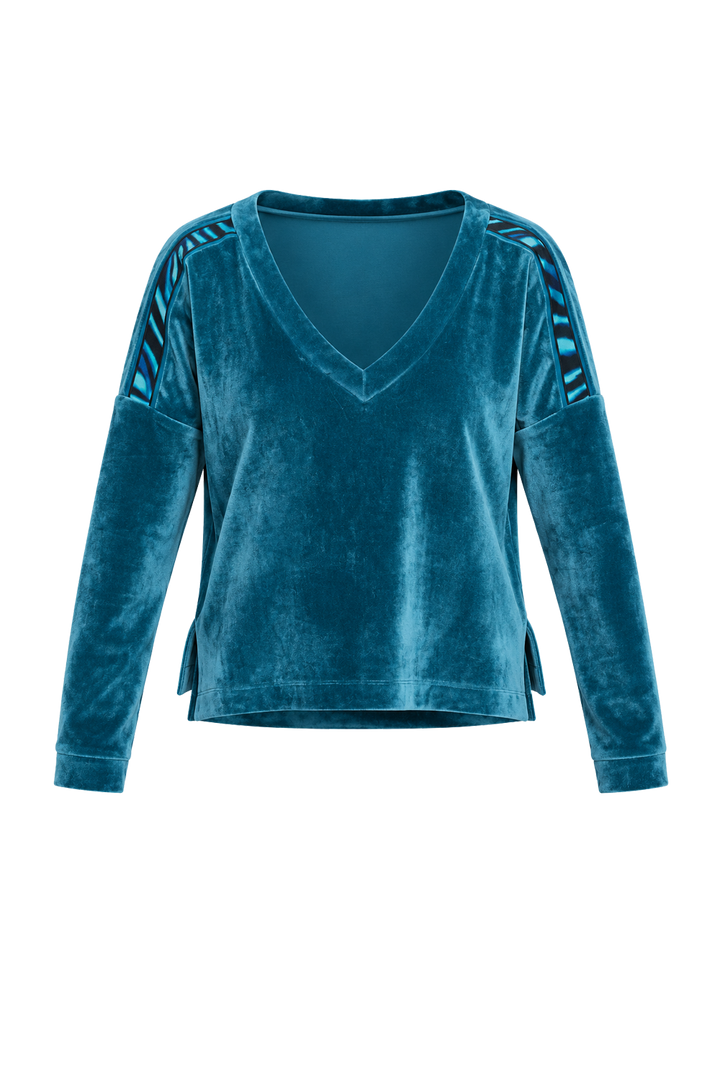 DUSTY TEAL RELAXED V-NECK VELVET TOP WITH SHADES OF BLUE PRINT TRIM - ESSENTIALS JIORO СВОБОДЕН ТОП ОТ КАДИФЕ В ЦВЯТ ТИЙЛ С КАНТ SHADES OF BLUE - ESSENTIALS JIORO