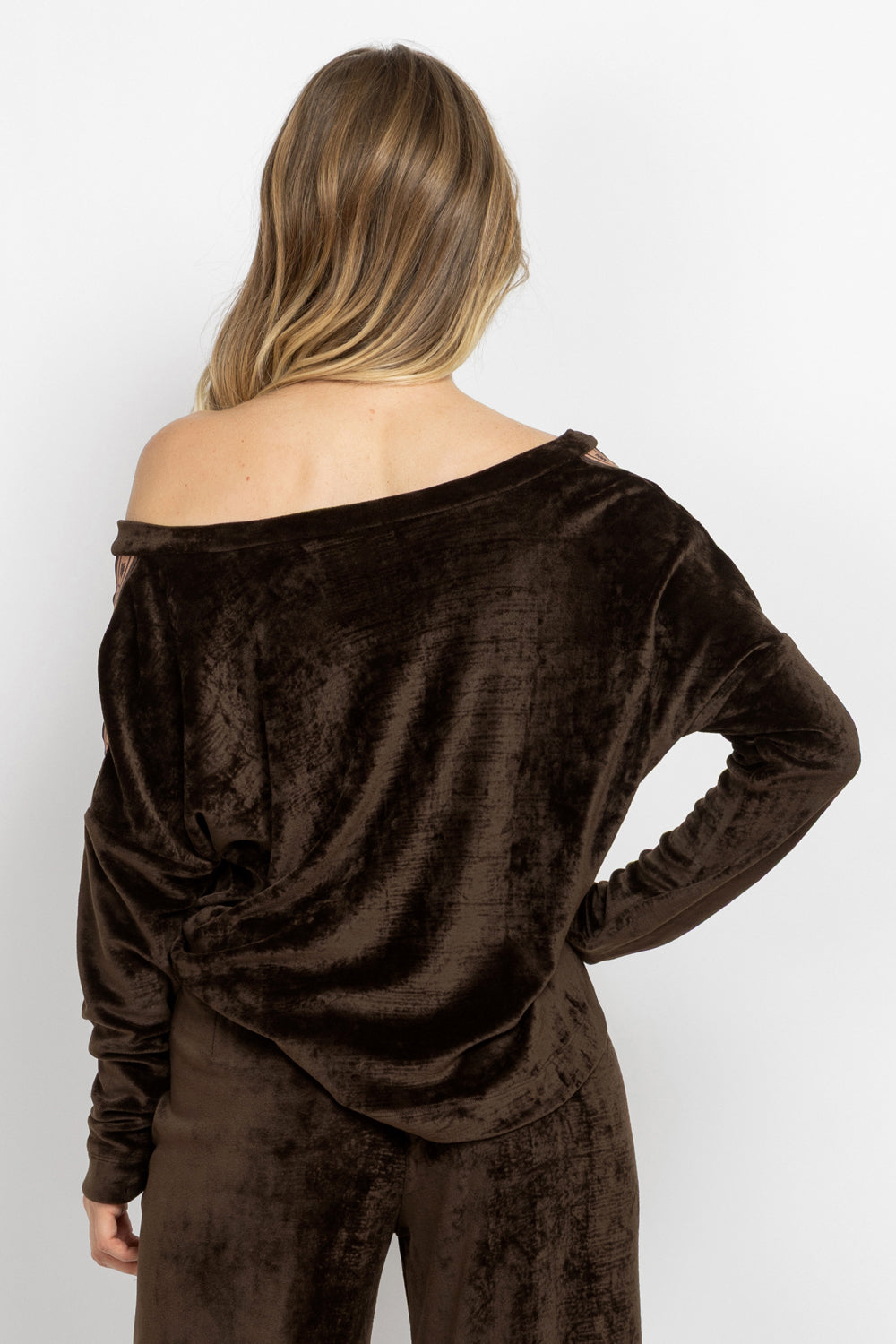 TRUFFLE RELAXED V-NECK VELVET TOP WITH MOCHA MOUSSE LOGO TRIM - ESSENTIALS