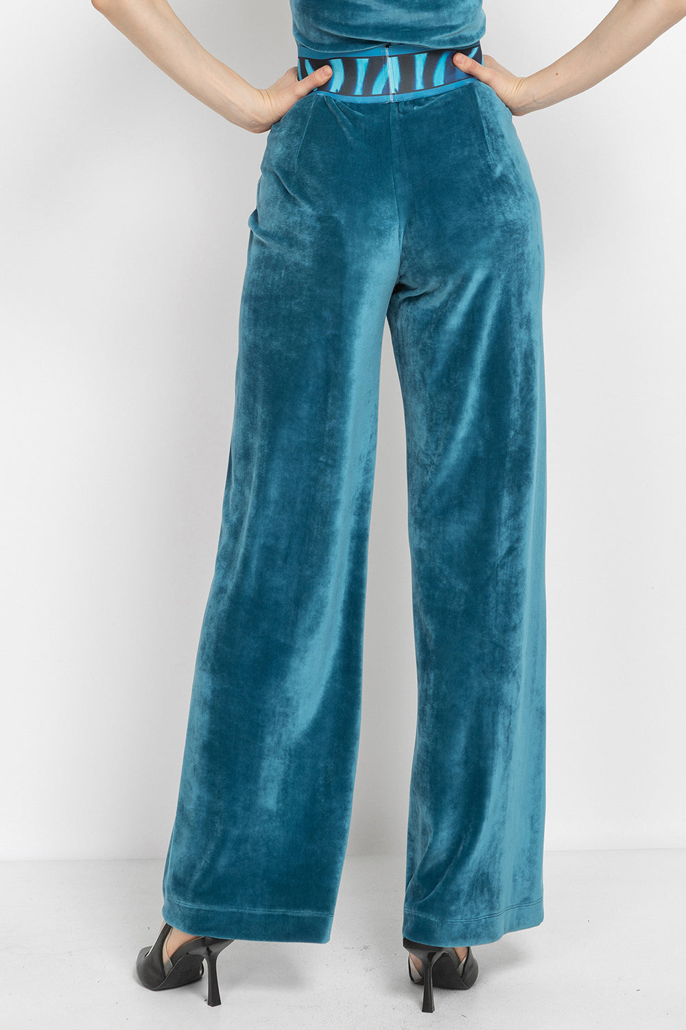 DUSTY TEAL VELVET WIDE-LEG PANTS WITH SHADES OF BLUE WAISTBAND - ESSENTIALS JIORO ШИРОК ПАНТАЛОН ОТ КАДИФЕ В ЦВЯТ ТИЙЛ С ЛАСТИК SHADES OF BLUE - ESSENTIALS JIORO