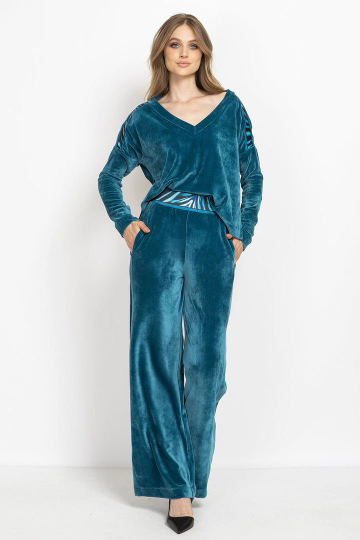 DUSTY TEAL RELAXED V-NECK VELVET TOP WITH SHADES OF BLUE PRINT TRIM - ESSENTIALS JIORO СВОБОДЕН ТОП ОТ КАДИФЕ В ЦВЯТ ТИЙЛ С КАНТ SHADES OF BLUE - ESSENTIALS JIORO