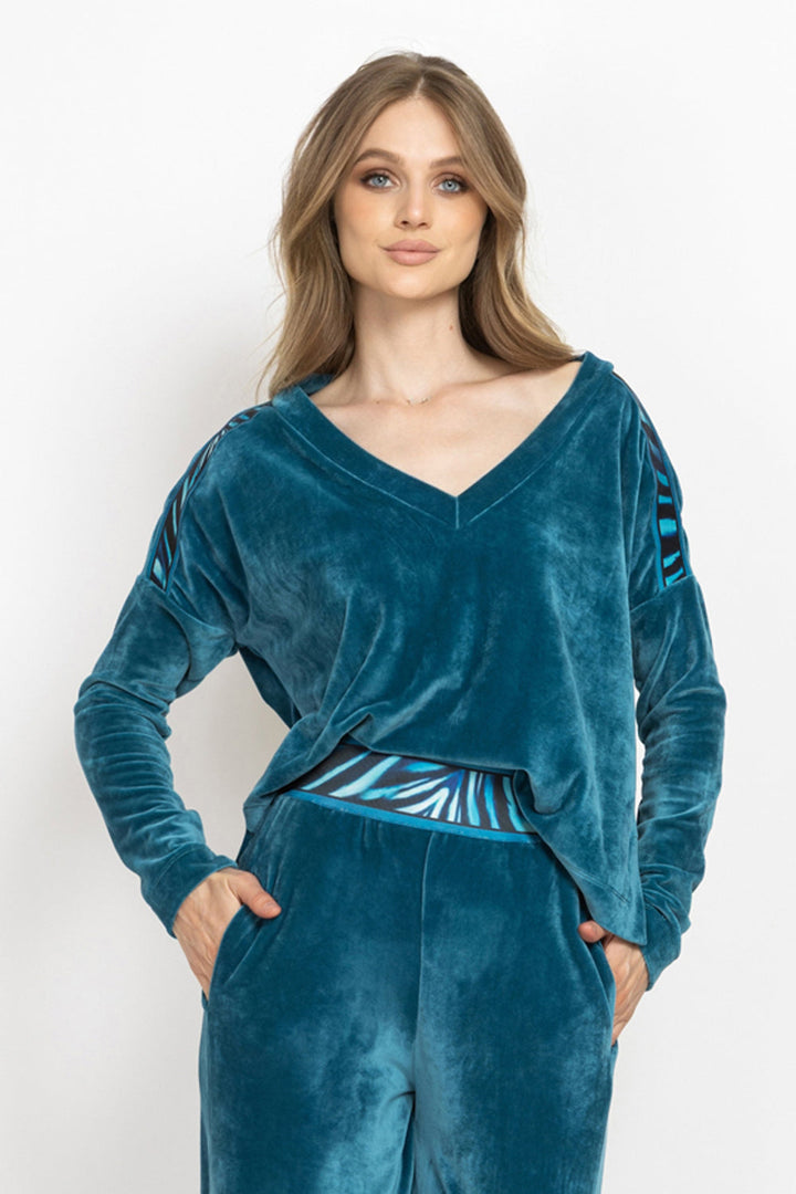 DUSTY TEAL RELAXED V-NECK VELVET TOP WITH SHADES OF BLUE PRINT TRIM - ESSENTIALS JIORO СВОБОДЕН ТОП ОТ КАДИФЕ В ЦВЯТ ТИЙЛ С КАНТ SHADES OF BLUE - ESSENTIALS JIORO