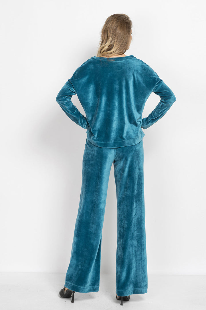 DUSTY TEAL RELAXED V-NECK VELVET TOP WITH SHADES OF BLUE PRINT TRIM - ESSENTIALS JIORO СВОБОДЕН ТОП ОТ КАДИФЕ В ЦВЯТ ТИЙЛ С КАНТ SHADES OF BLUE - ESSENTIALS JIORO