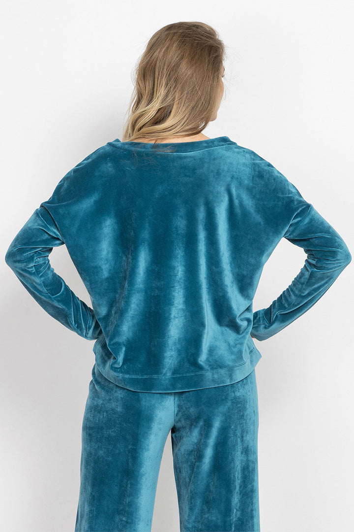 DUSTY TEAL RELAXED V-NECK VELVET TOP WITH SHADES OF BLUE PRINT TRIM - ESSENTIALS JIORO СВОБОДЕН ТОП ОТ КАДИФЕ В ЦВЯТ ТИЙЛ С КАНТ SHADES OF BLUE - ESSENTIALS JIORO