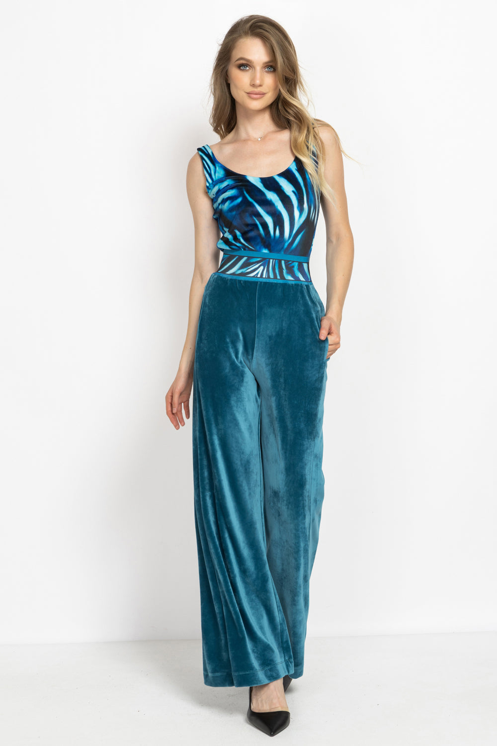 SLEEVELESS VELVET BODYSUIT WITH DEEP SCOOP NECKLINE AND MODAL LINING - SHADES OF BLUE JIORO БОДИ ОТ КАДИФЕ БЕЗ РЪКАВИ С ДЪЛБОКО ОБЛО ДЕКОЛТЕ И ПОДПЛАТА ОТ МОДАЛ – SHADES OF BLUE JIORO