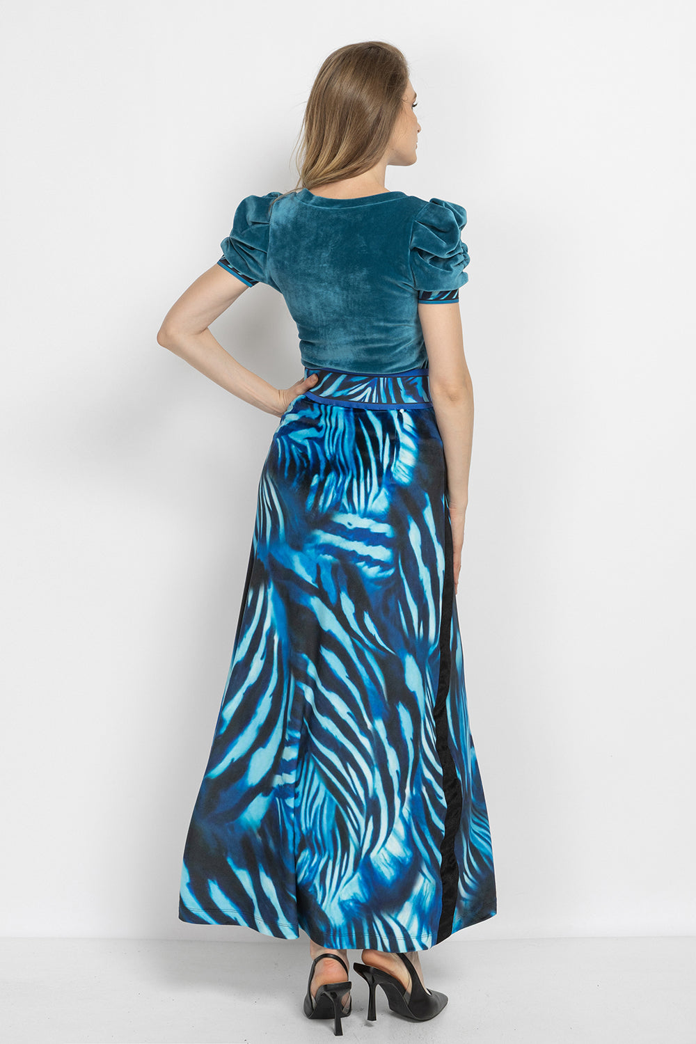 DUSTY TEAL V-NECK VELVET TOP WITH PUFF SLEEVES SHADES OF BLUE TRIM- ESSENTIALS JIORO БЛУЗА ОТ КАДИФЕ В ЦВЯТ ТИЙЛ С V-ДЕКОЛТЕ И НАБРАНИ РЪКАВИ SHADES OF BLUE - ESSENTIALS JIORO