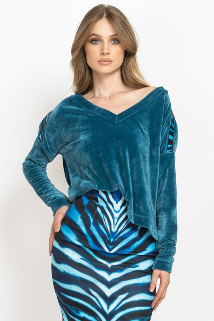DUSTY TEAL RELAXED V-NECK VELVET TOP WITH SHADES OF BLUE PRINT TRIM - ESSENTIALS JIORO СВОБОДЕН ТОП ОТ КАДИФЕ В ЦВЯТ ТИЙЛ С КАНТ SHADES OF BLUE - ESSENTIALS JIORO