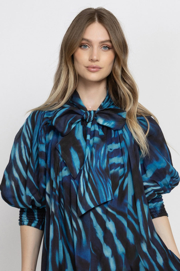 FLARED LYOCELL MIDI DRESS WITH BOW AND VOLUMINOUS SLEEVES - SHADES OF BLUE JIORO РАЗКРОЕНА МИДИ РОКЛЯ ОТ ЛИОСЕЛ С ПАНДЕЛКА И ОБЕМНИ РЪКАВИ - SHADES OF BLUE JIORO