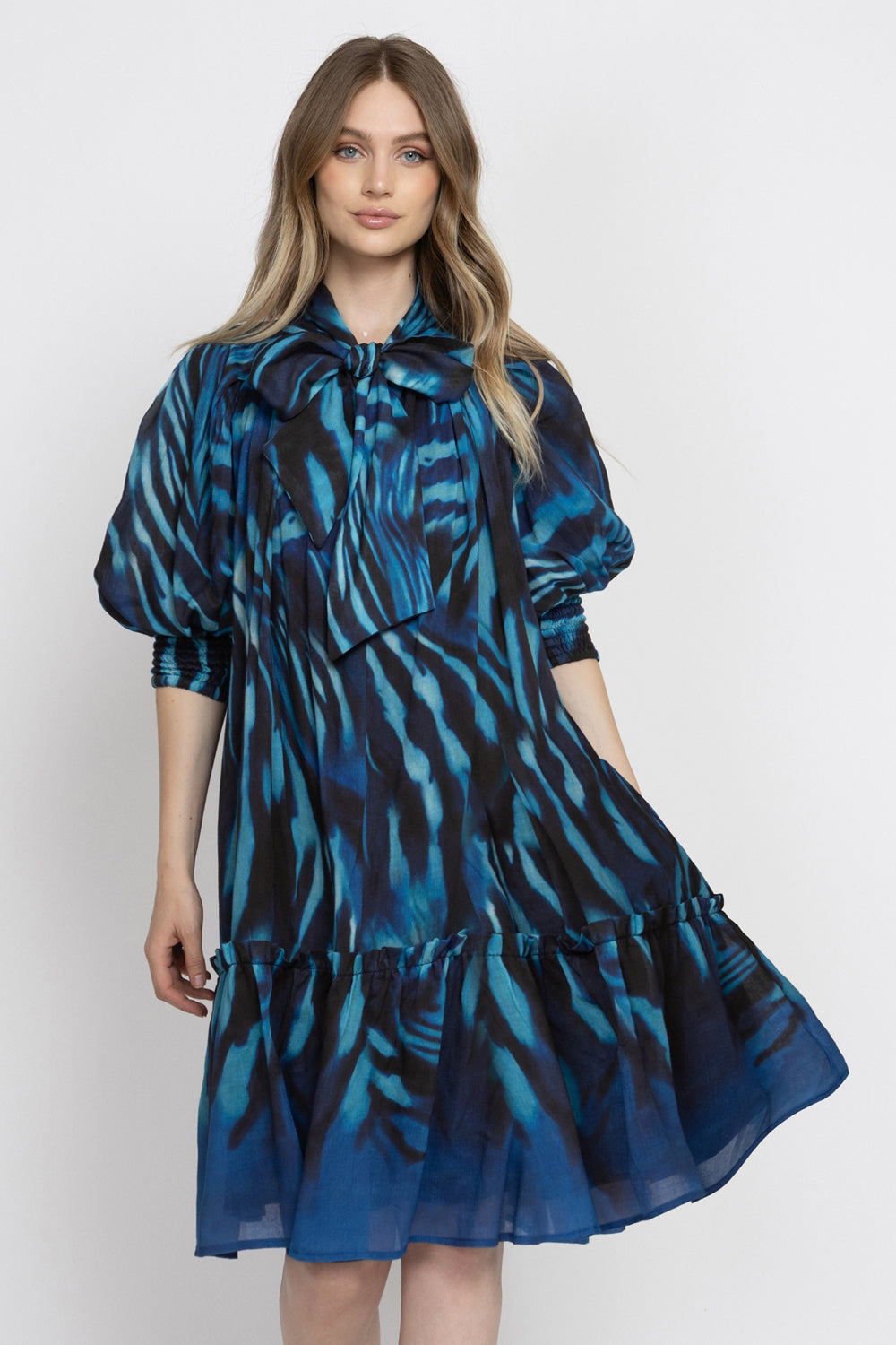 FLARED LYOCELL MIDI DRESS WITH BOW AND VOLUMINOUS SLEEVES - SHADES OF BLUE JIORO РАЗКРОЕНА МИДИ РОКЛЯ ОТ ЛИОСЕЛ С ПАНДЕЛКА И ОБЕМНИ РЪКАВИ - SHADES OF BLUE JIORO