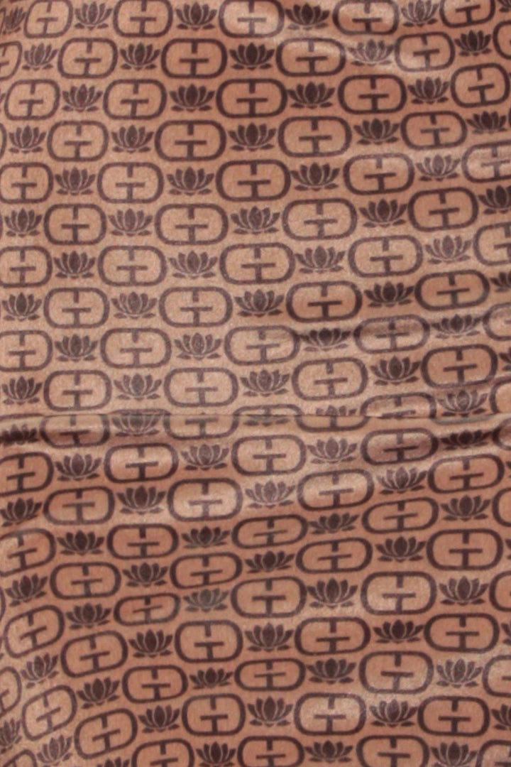 FITTED DRESS MADE OF SMOOTH VELVET - DARK BROWN LOGO JIORO ВТАЛЕНА РОКЛЯ ОТ КАДИФЕ С ВИСОКА ЯКА - DARK BROWN LOGO JIORO