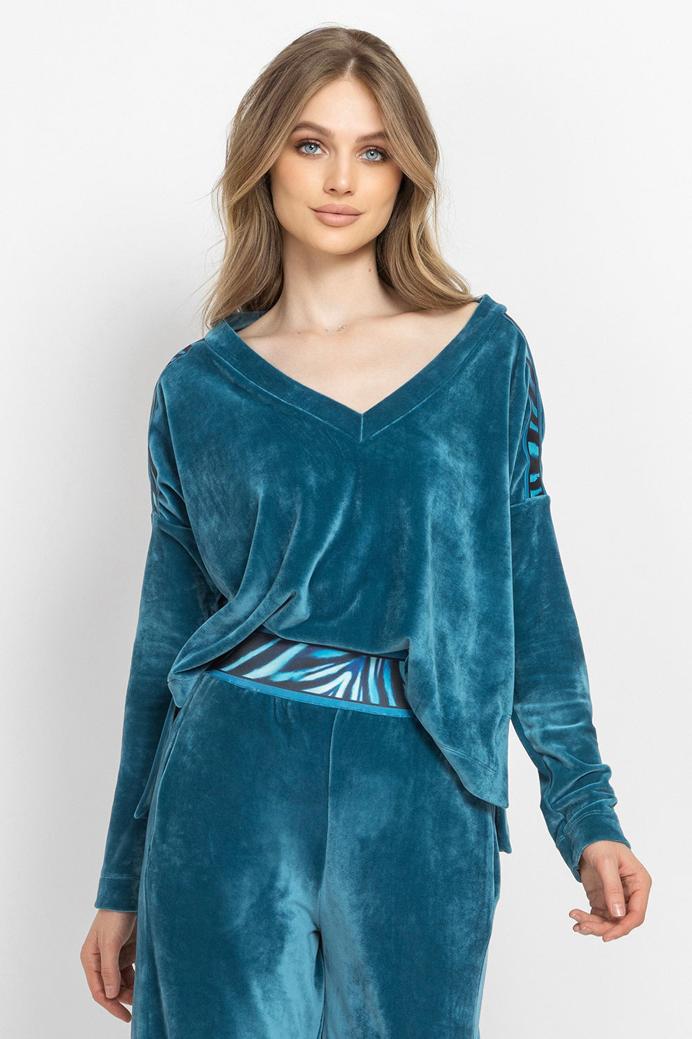 DUSTY TEAL RELAXED V-NECK VELVET TOP WITH SHADES OF BLUE PRINT TRIM - ESSENTIALS JIORO СВОБОДЕН ТОП ОТ КАДИФЕ В ЦВЯТ ТИЙЛ С КАНТ SHADES OF BLUE - ESSENTIALS JIORO