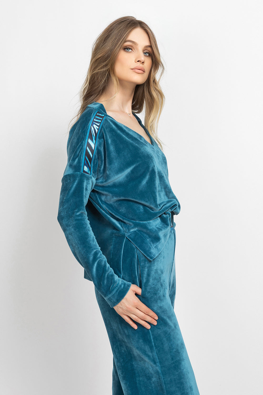 DUSTY TEAL RELAXED V-NECK VELVET TOP WITH SHADES OF BLUE PRINT TRIM - ESSENTIALS JIORO СВОБОДЕН ТОП ОТ КАДИФЕ В ЦВЯТ ТИЙЛ С КАНТ SHADES OF BLUE - ESSENTIALS JIORO