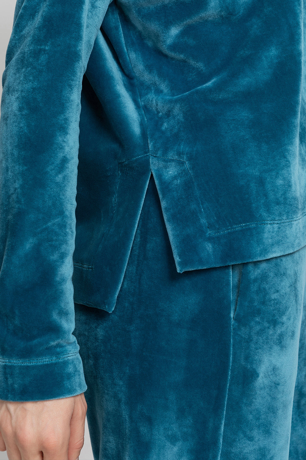 DUSTY TEAL RELAXED V-NECK VELVET TOP WITH SHADES OF BLUE PRINT TRIM - ESSENTIALS JIORO СВОБОДЕН ТОП ОТ КАДИФЕ В ЦВЯТ ТИЙЛ С КАНТ SHADES OF BLUE - ESSENTIALS JIORO