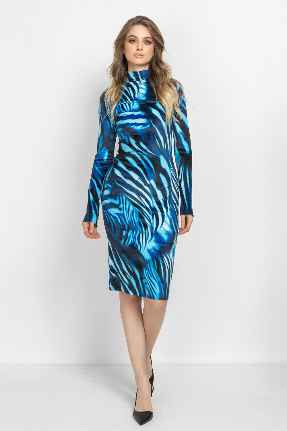 HIGH-NECK MIDI VELVET DRESS WITH LONG RAGLAN SLEEVES - SHADES OF BLUE JIORO МИДИ РОКЛЯ ОТ КАДИФЕ С ВИСОКА ЯКА И ДЪЛГИ РЕГЛАН РЪКАВИ - SHADES OF BLUE JIORO