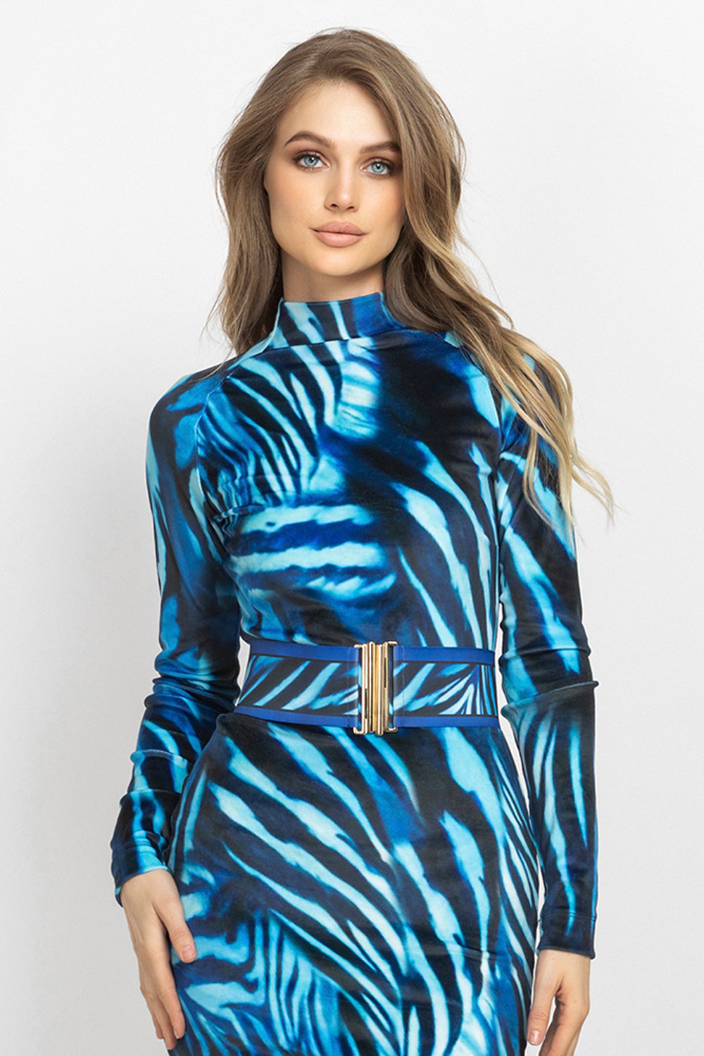 HIGH-NECK MIDI VELVET DRESS WITH LONG RAGLAN SLEEVES - SHADES OF BLUE JIORO МИДИ РОКЛЯ ОТ КАДИФЕ С ВИСОКА ЯКА И ДЪЛГИ РЕГЛАН РЪКАВИ - SHADES OF BLUE JIORO